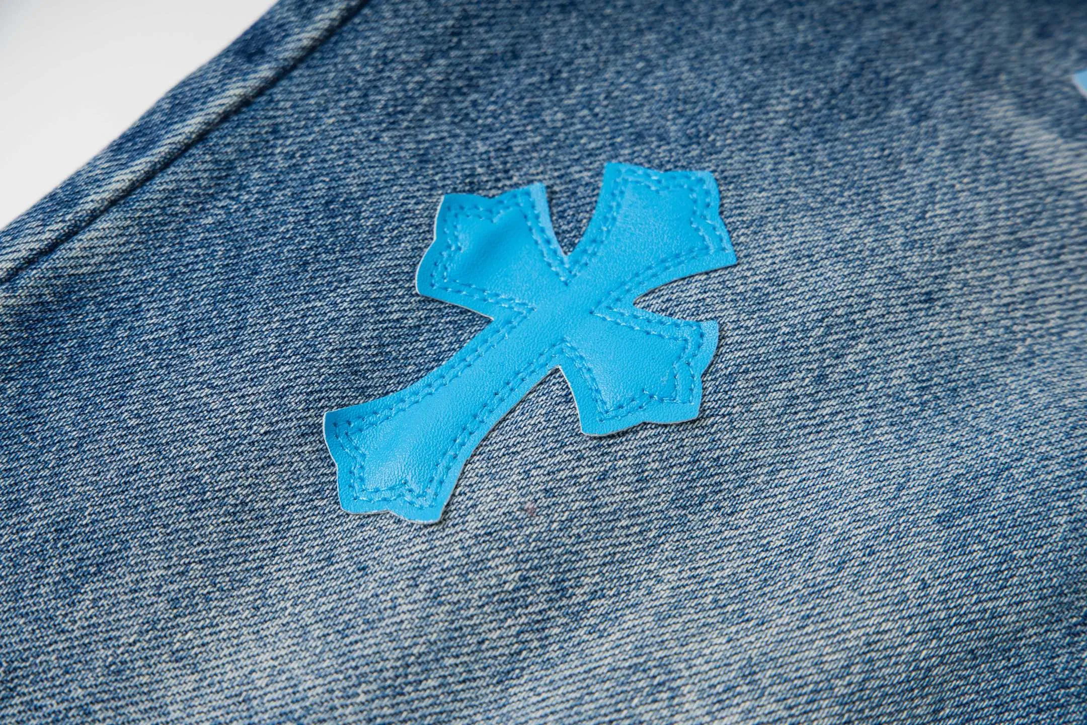P260 Chrome Hearts micro-flared light blue multi-leather hot jeans. CH jeans need to be washed after the finished product, then disassembled and hand-stitched with sheepskin cross leather and then spliced ​​to complete. The whole piece has too many craftsmanship to explain. The patchwork cross pattern is embellished, and the high-waisted washed jeans! ! Absolutely high-end luxury products, god-level single products and super popular products, made with top heavy industry, a must-see magic weapon. Customized hardware. The fabric is thick and soft after washing. It has good breathability. Customized small leather label. Unique design. The details are simple and elegant, and the workmanship is exquisite. The entire trousers are neatly routed and the details are in place! It’s so cool that both men and women can easily control the genderless trend! Style number: 1796# Color: blue Size: 28 30 32 34 36
